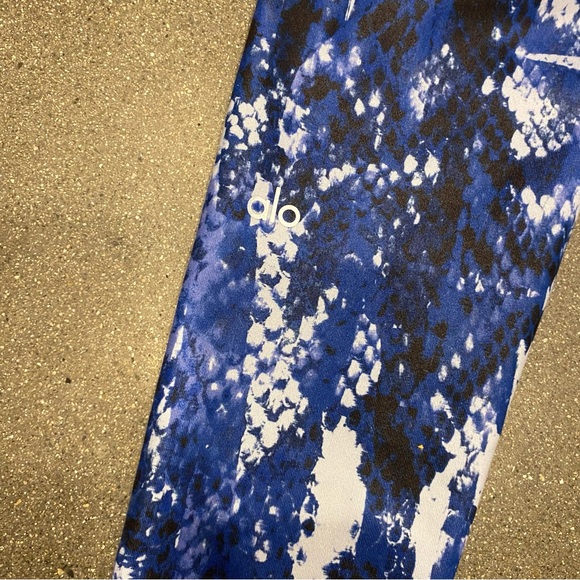 Alo Yoga Women’s Medium Leggings Deep Blue Snake Print Athleisure Gym - Picture 7 of 7